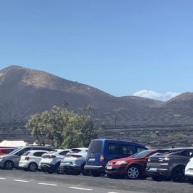 Coches aparcados en la zona de La Geria (Imagen de Ecologistas en Acción)