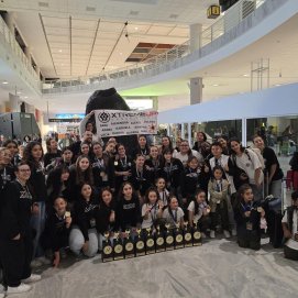 Los bailarines de la escuela lanzaroteña Xtreme Up Dance Studio a su llegado al Aeropuerto César Manrique. 