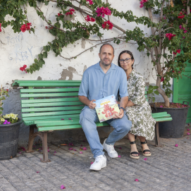 Paco Campos sostiene 'La ciudad de Pecosol' junto a su mujer Cristina. Foto: Juan Mateos