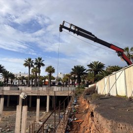 Imagen del interior de la obra inacabada. El Ayuntamiento está reforzando los cerramientos exteriores para impedir los accesos