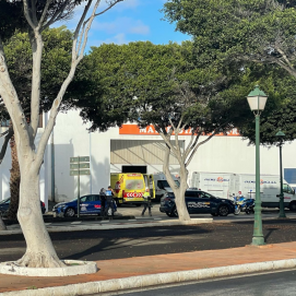 Muere una persona en una nave industrial de Arrecife.