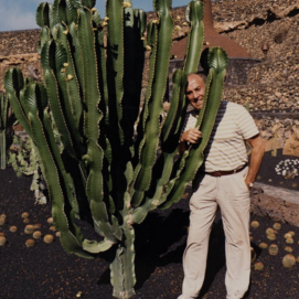 César Manrique en el Jardín de Cactus en 1990. Foto: La Voz de Lanzarote.