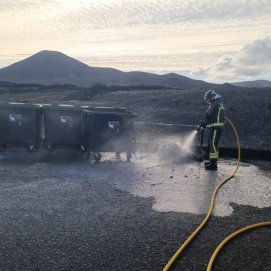 Queman dos contenedores en Los Cocoteros 