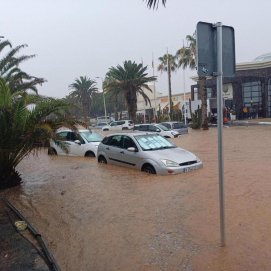 Coches atrapados en Costa Teguise