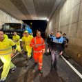 El alcalde de Arrecife junto a efectivos policiales y operarios del Servicio Insular de Carreteras, en los accesos al Hospital General de Lanzarote, anoche El alcalde de Arrecife junto a efectivos policiales y operarios del Servicio Insular de Carreteras, en los accesos al Hospital General de Lanzarote, anoche