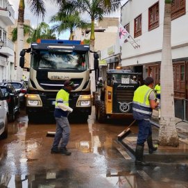 La Policía Local informa que los vehículos son trasladados al aparcamiento del Parque Temático para dejar libres las calles que permitan la retirada del barro