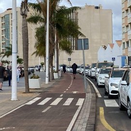 Una batería de taxis protesta en la Avenida Fred Olsen. Foto: La Voz de Lanzarote.
