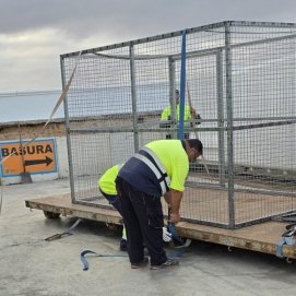 Jaulas metálicas destinadas al depósito de residuos de cartón en el municipio de Yaiza