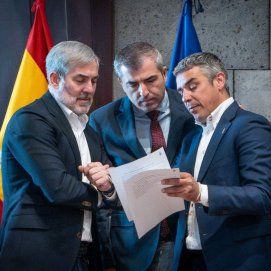 Fernando Clavijo, Manuel Domínguez y Narval Quintero en un Consejo de Gobierno.