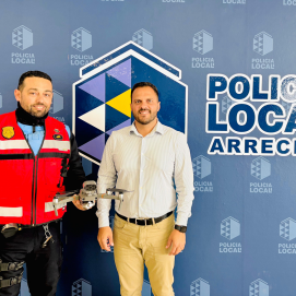 El alcalde de Arrecife junto al oficial Marcos Rosario