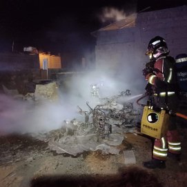 Los bomberos del Consorcio de Seguridad y Emergencias han intervenido en una vivienda afectada por un incendio en Lanzarote.
