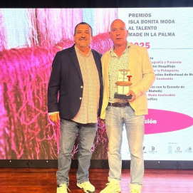 El diseñador Ángel Cabrera en la derecha de la imagen