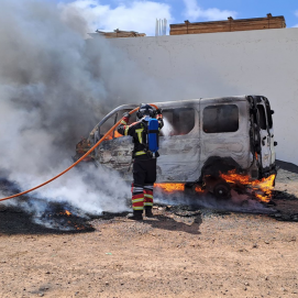 Vehículo afectado por el incendio