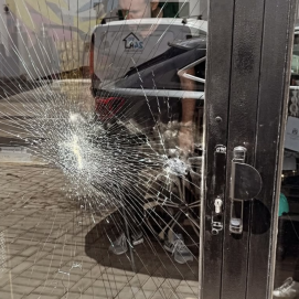 Puerta afectada tras el robo