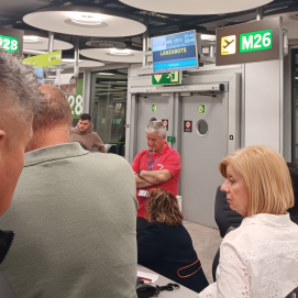 Pasajeros esperando para embarcar en el Aeropuerto de Madrid tras el apagón