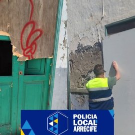 Dos hombres, sorprendidos por la Policía Local con una pata de cabra y restos de la puerta, fueron detenidos durante un operativo reforzado por la alerta del apagón.