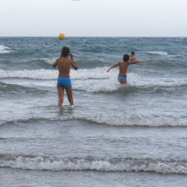 Menores entrando en el mar