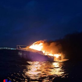 Un barco sufre un incendio cerca de Puerto Calero (Foto: EMERLAN)