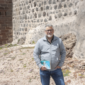 El escritor Víctor M. Bello en el Castillo de Santa Bárbara. Foto: Juan Mateos