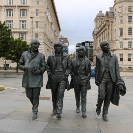 Homenaje escultórico a los Beatles en el centro de Liverpool. Tasa turística.