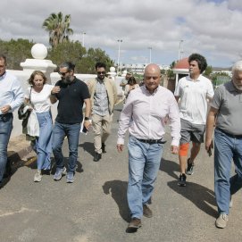 La alcaldesa de Teguise y el consejero de Aguas del Cabildo, junto con técnicos y otros representantes públicos, visitaron con Susana Pérez las zonas más afectadas por las lluvias.