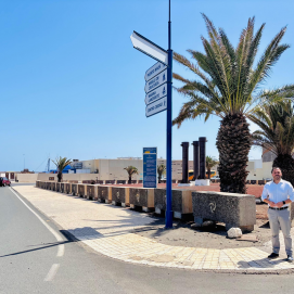 El alcalde de Arrecife junto a la gran parcela que será destinada a la creación de un gran parque urbano