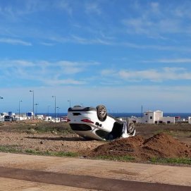 Un coche da varias vueltas de campana y queda volcado en la carretera de Arrecife a Tahíche (Fotos: EMERLAN)