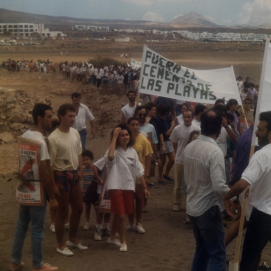 'Fuera cemento de las playas', durante una protesta en 1988. Foto: La Voz de Lanzarote