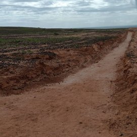 Una zanja kilométrica abierta por el Ayuntamiento de Teguise. Foto: La Voz.
