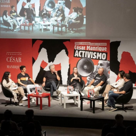Mesa 'Palabra y compromiso: Al poder se le incomoda. César Manrique' de la Fundación César Manrique.