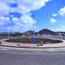 Trabajos en la rotonda del punto limpio de Costa Teguise.