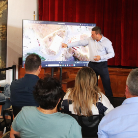 Óscar Noda, alcalde de Yaiza, explica a los vecinos los diferentes proyectos