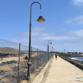 Estado del paseo y una de las farolas en Costa Teguise