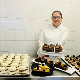 Marta González y algunos de sus postres. Hostelería.