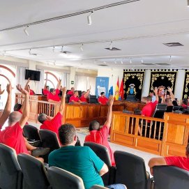 El alcalde Yonathan de León y el concejal de Transportes y Movilidad, Mario González, en una reunión reciente con los taxistas en el salón de plenos