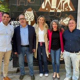 Miembros del PSOE frente al mural de César Manrique