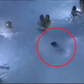 Un niño ahogándose en una piscina llena de gente (síndrome del “ahogado invisible).