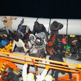 Una de las embarcaciones rescatadas durante esta madrugada en Lanzarote. Foto: Salvamento Marítimo.