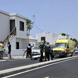 Socorren a una mujer en mitad de una calle de San Bartolomé. Foto: Dani Camacho.