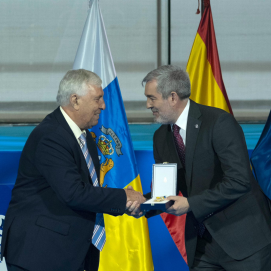 Acto de entrega de premios y medallas en el Día de Canarias