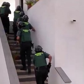 La Guardia Civil registra una vivienda en Lanzarote en el marco de una operación contra el narcotráfico.