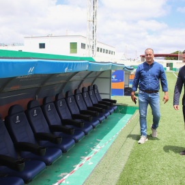 Óscar Noda y Ángel Lago en el campo de fútbol de Yaiza
