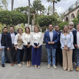 Ástrid Pérez junto a otros miembros del PP de Lanzarote
