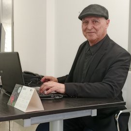 Raúl de la Rosa, director de 70 Milímetros en su oficina de Arrecife. Cine.