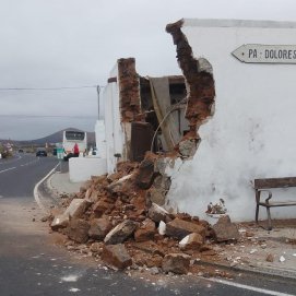 Una guagua choca contra una casa  en San Bartolomé 