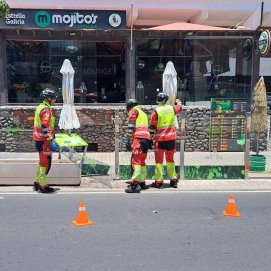 Un coche impacta contra un macetón y mamparas de un bar en Arrecife