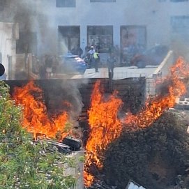 Quema de colchones en Playa Blanca