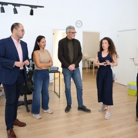 Marci visita la sede de la Asociación Más Familia en Arrecife.