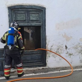 Incendio en casa en Haría