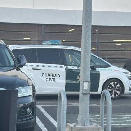 Un vehículo de la Guardia Civil en el momento de la detención. Foto: La Voz.